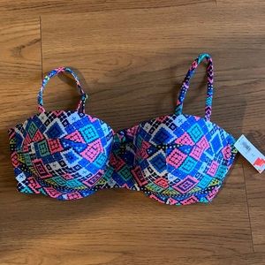 Old Navy bikini top in XL. NWT.